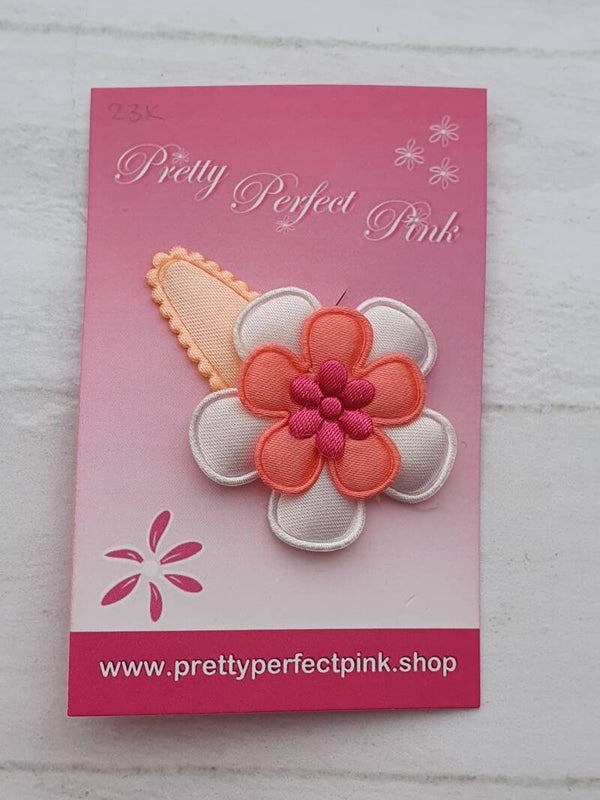 Peach haarspeldje met bloemetjes