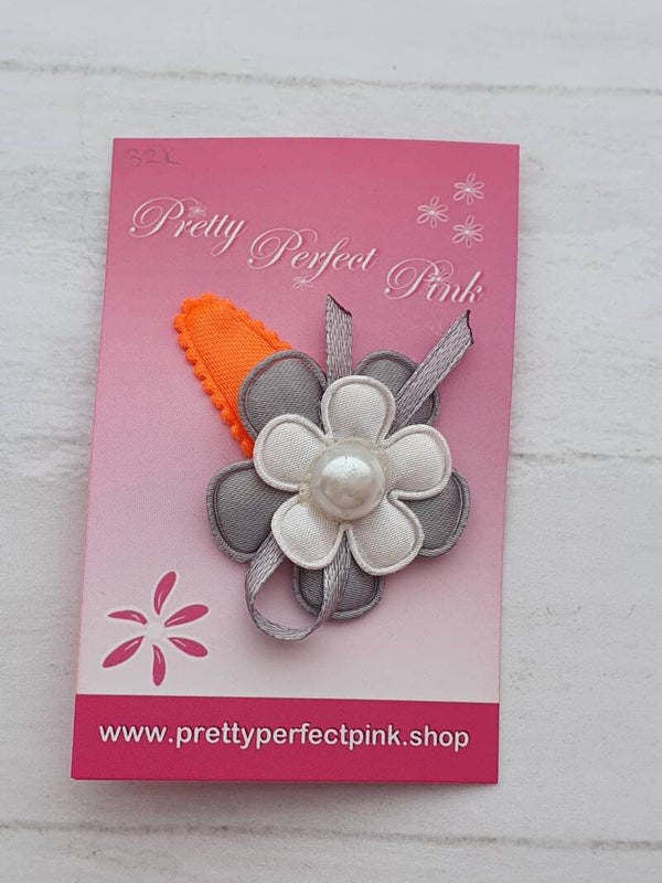 Neon oranje haarspeldje met bloemetjes