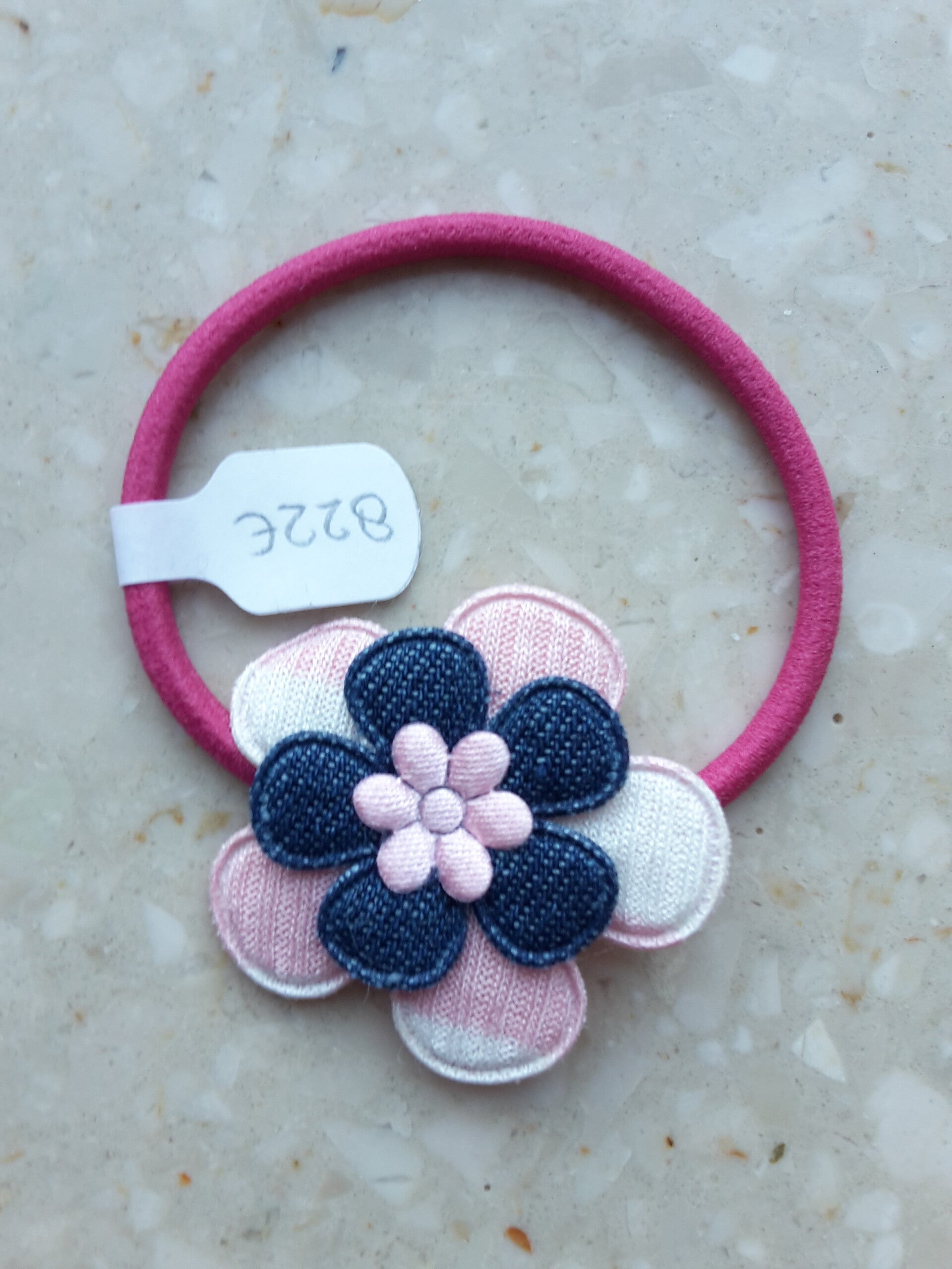 Roze elastiek met bloem