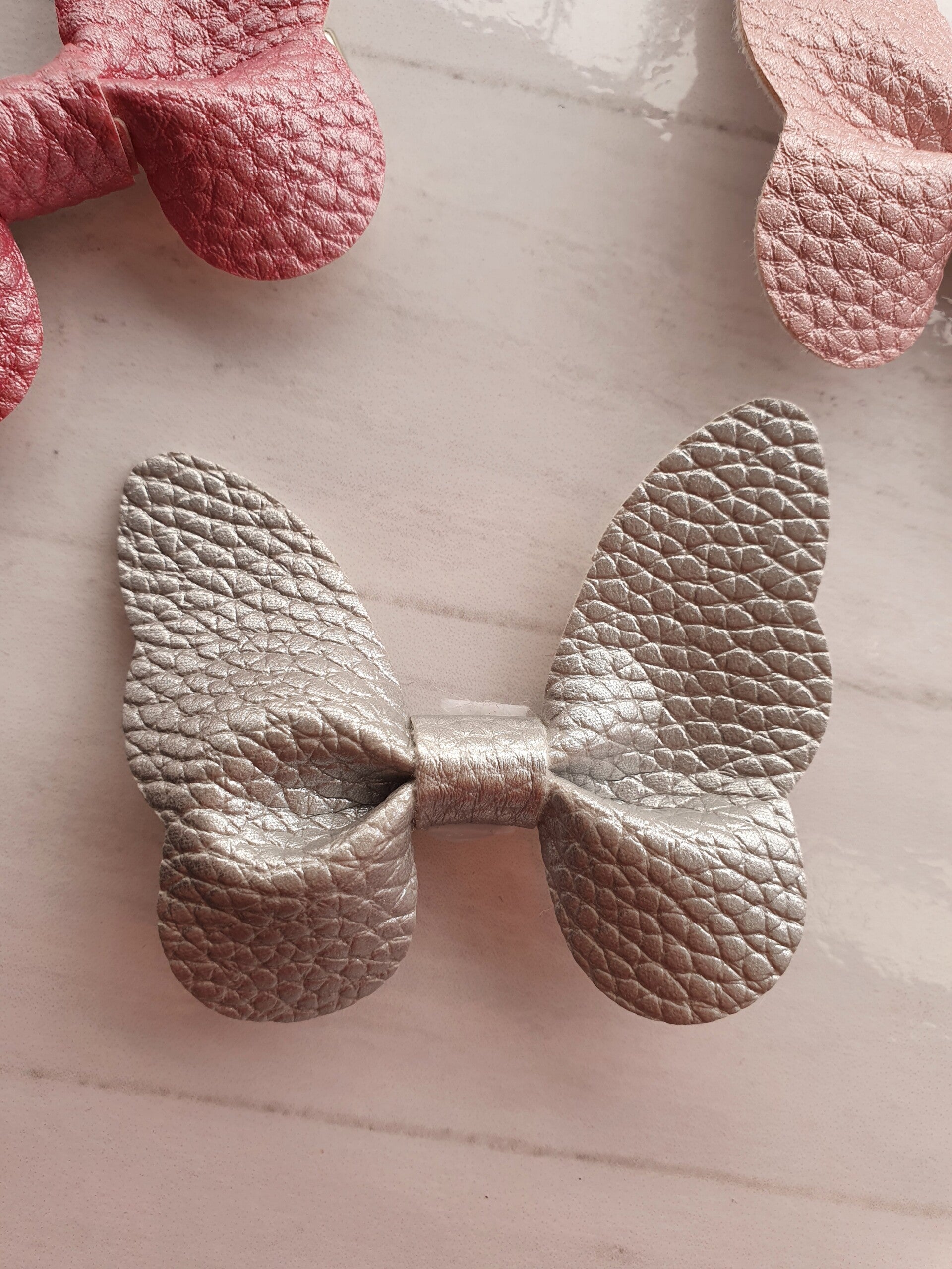 Alligator clip met vlinder