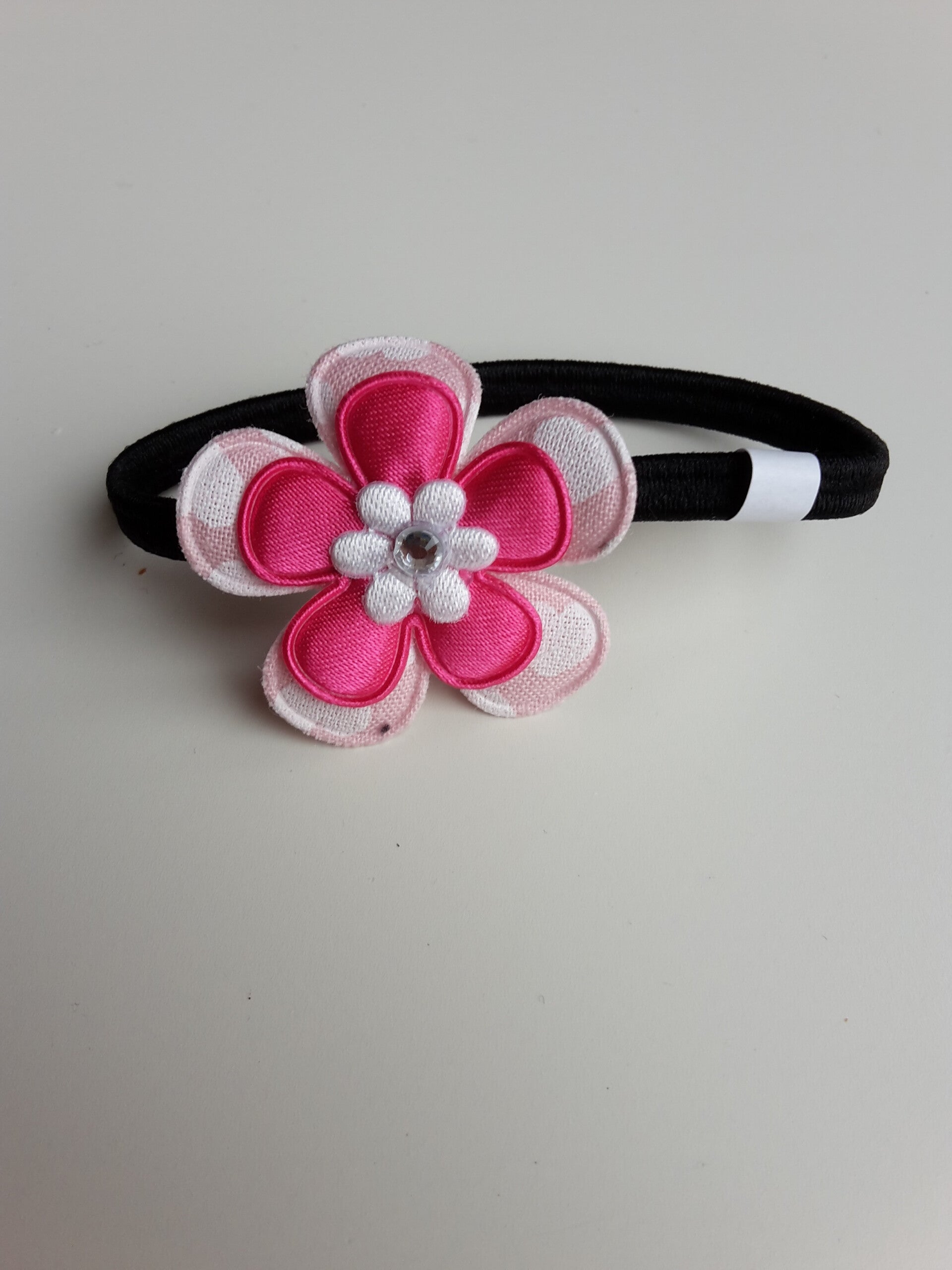 Zwart elastiek met bloem