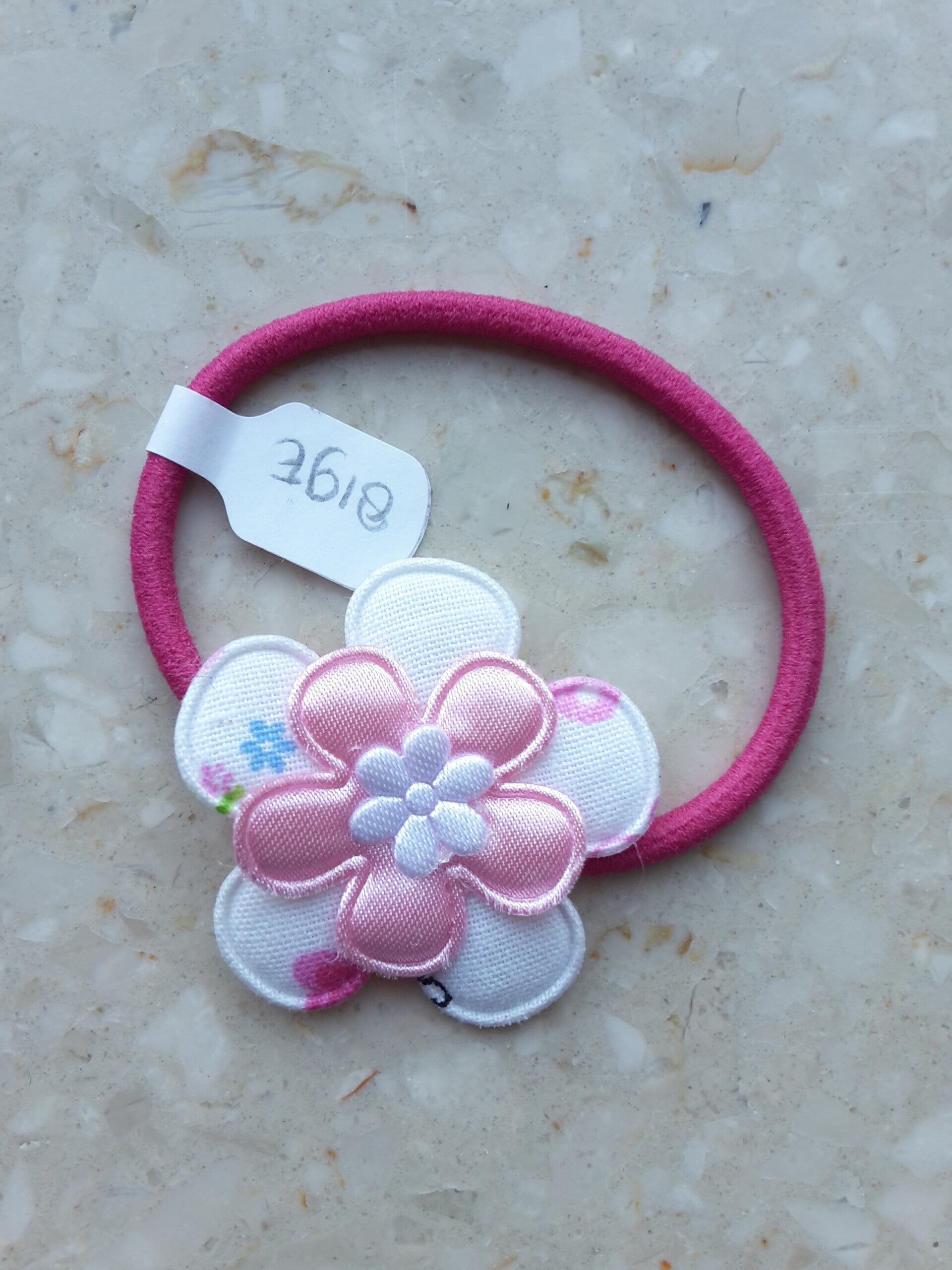 Roze elastiek met bloem
