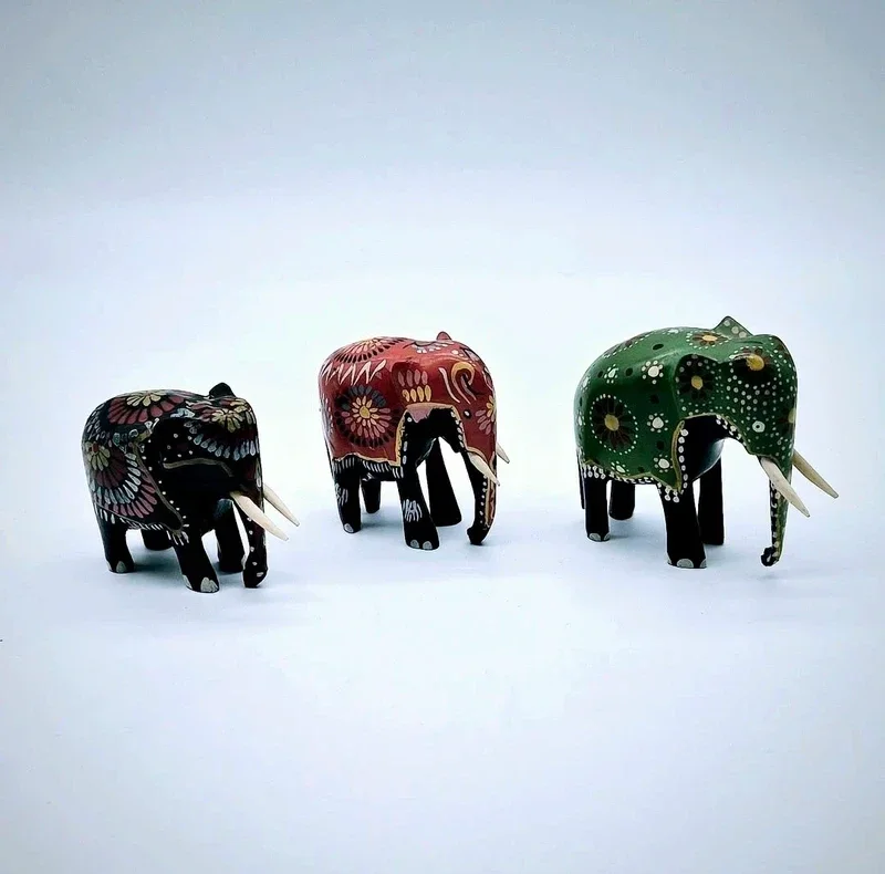 Set van 3 houten olifantjes