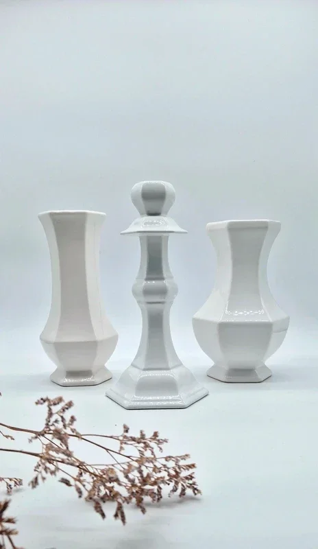 Set van twee Delft Wit vazen en Italiaanse kandelaar