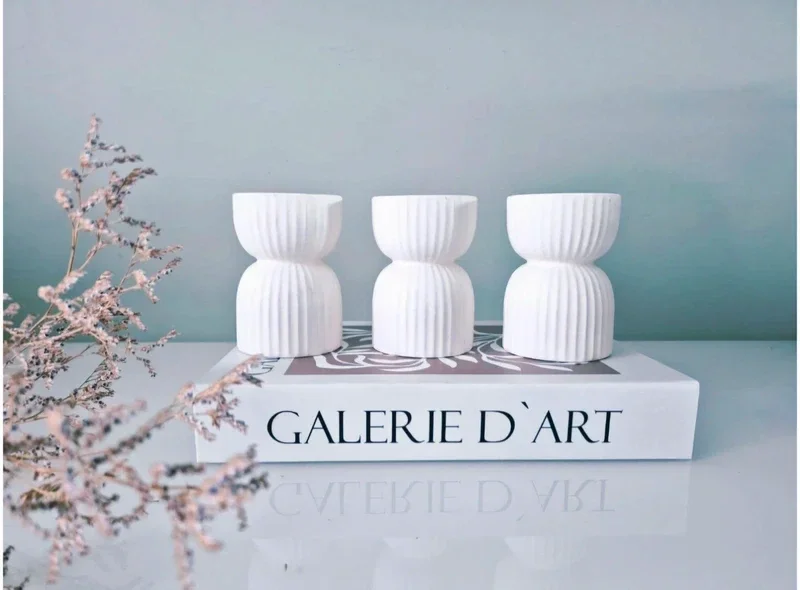 Set van 3 matte witte keramische kandelaars