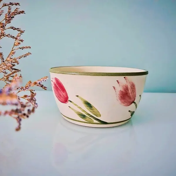 Bloempot met handgeschilderde tulpen