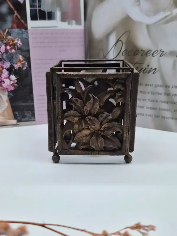 Waxinelichthouder met lelie