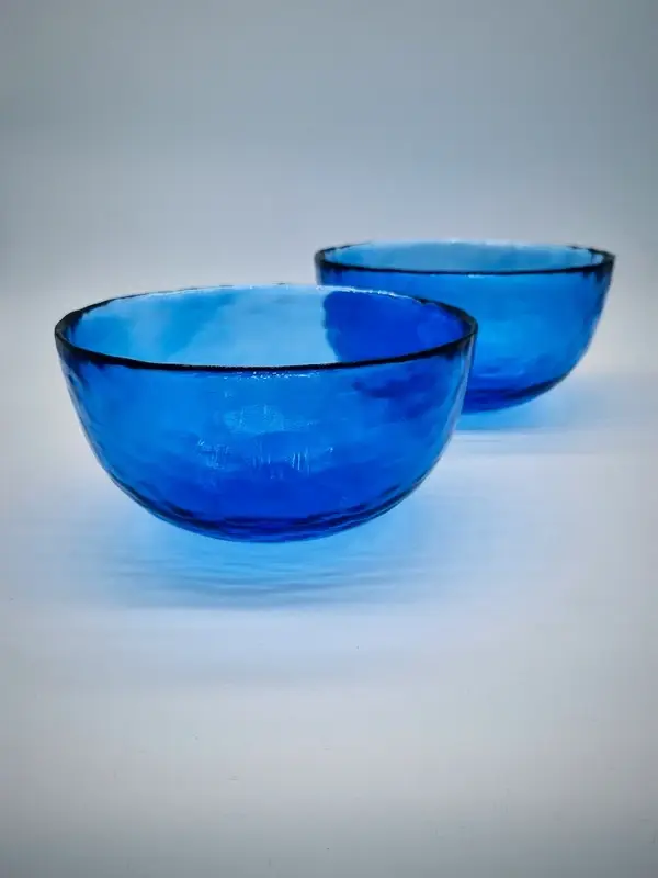 Set van twee kobaltblauwe glazen schalen