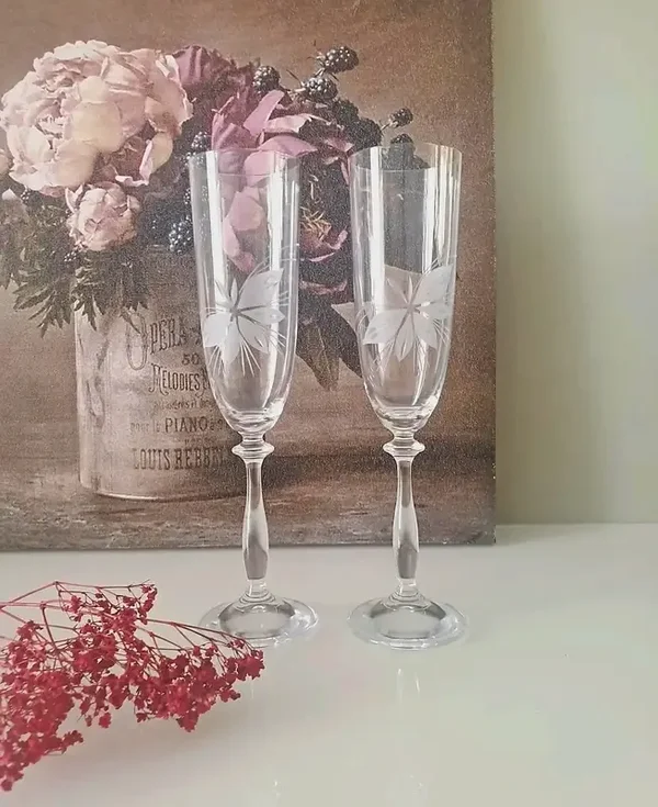 Twee champagneglazen met de hand gegraveerd