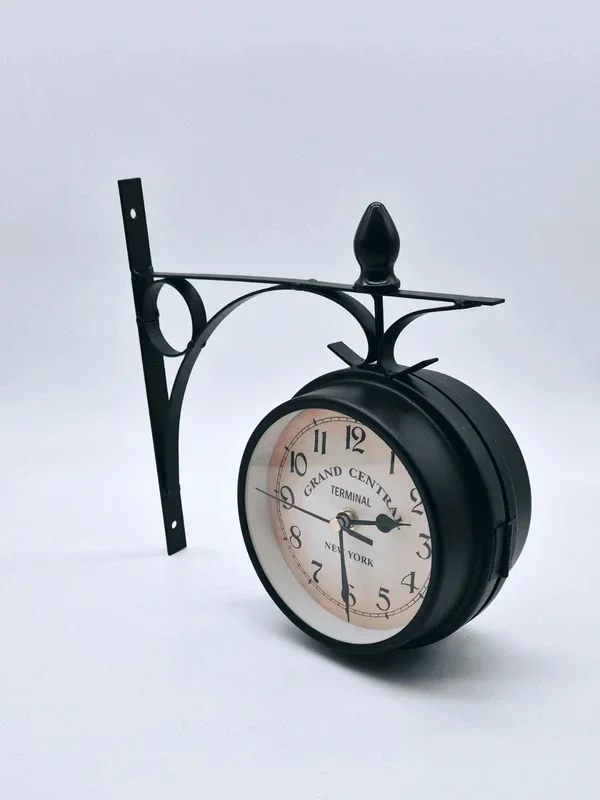 Dubbelzijdige stationsklok in zwart metaal