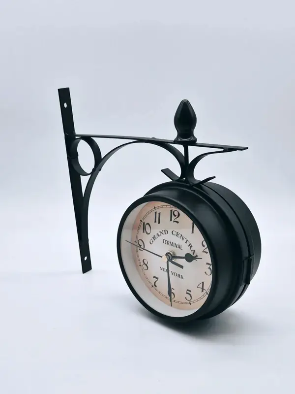 Dubbelzijdige stationsklok in zwart metaal