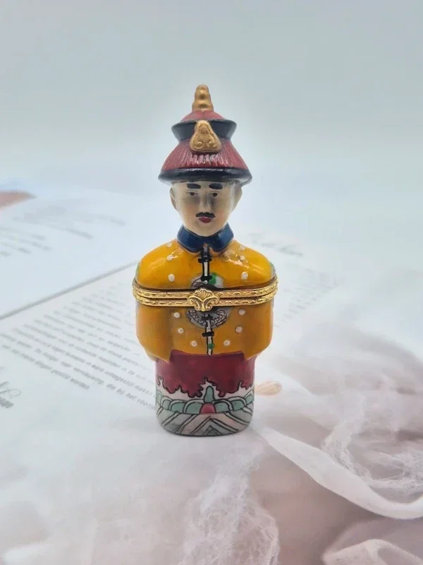 Antieke Chinese porseleinen beeldje/pillendoosje