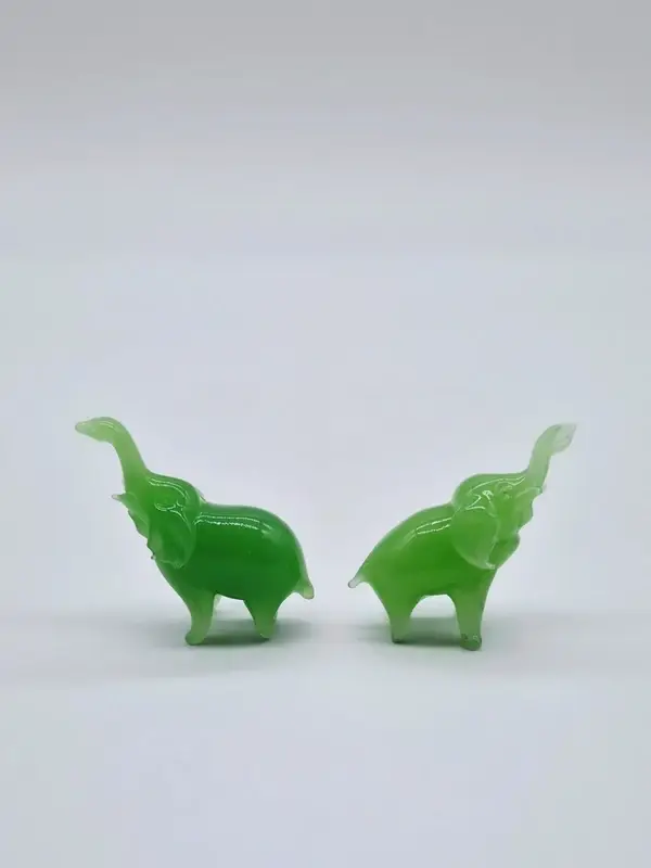 Handgeblazen jadegroene glazen olifantjes