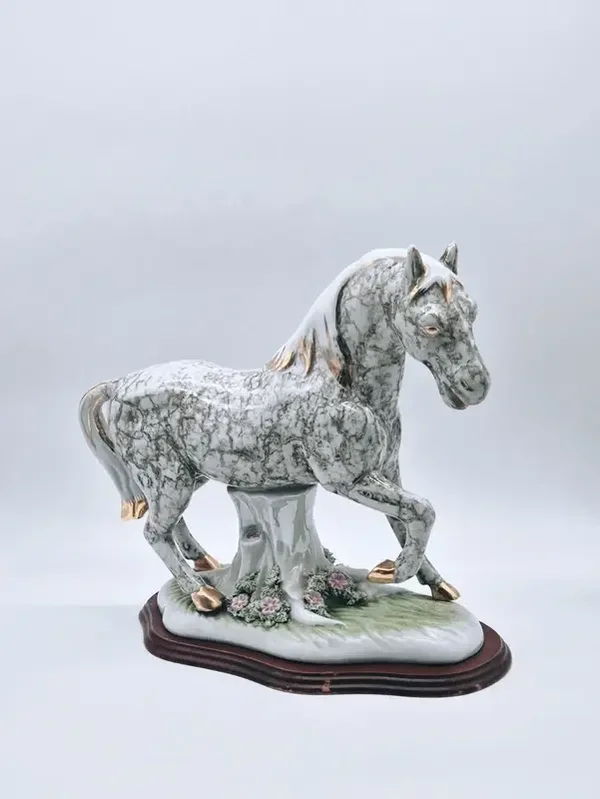 Porseleinen paardenbeeld