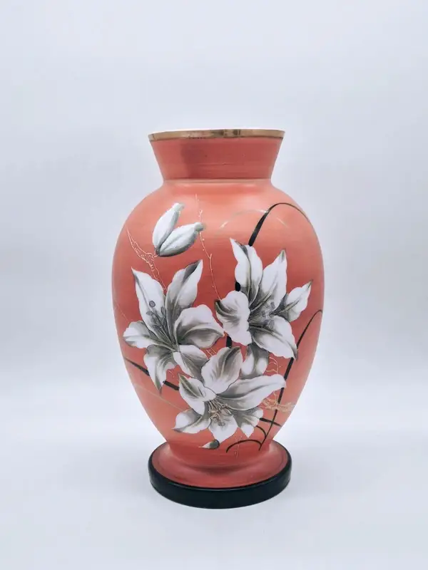 Handbeschilderde opaline glazen vaas