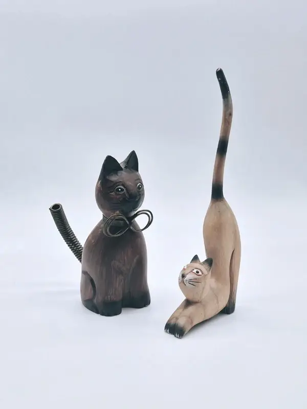 Handgesneden houten kattenbeeldjes