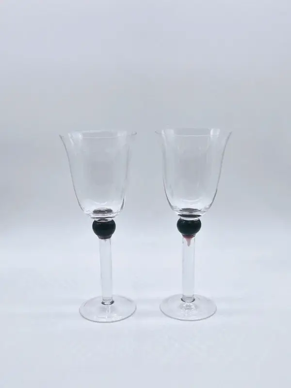 Twee elegante wijnglazen