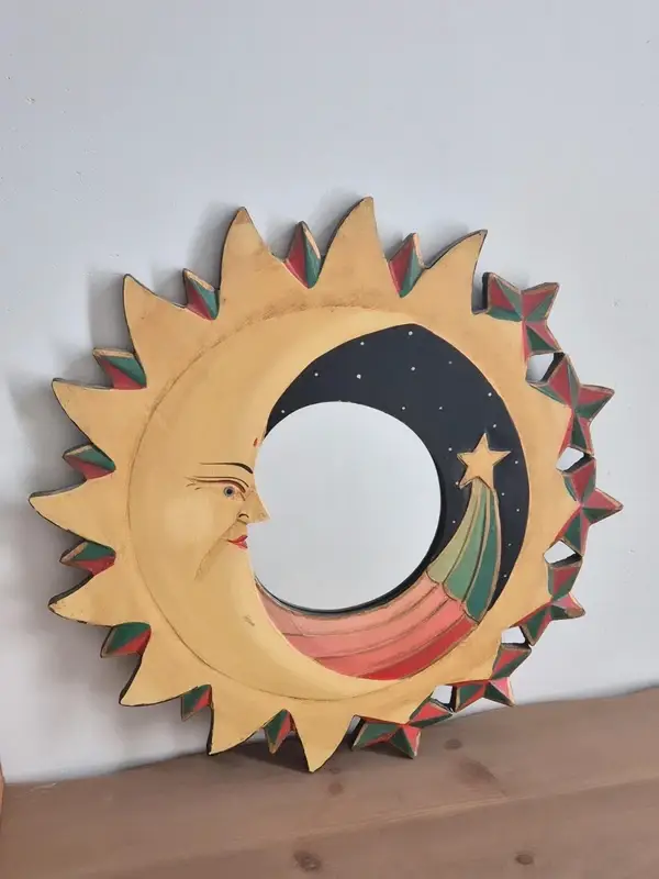 Handgeschilderde houten hemelse zon- en maanspiegel