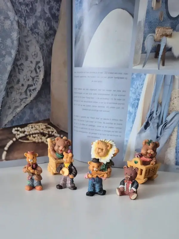 Verzameling van 7 vintage-stijl berenbeeldjes