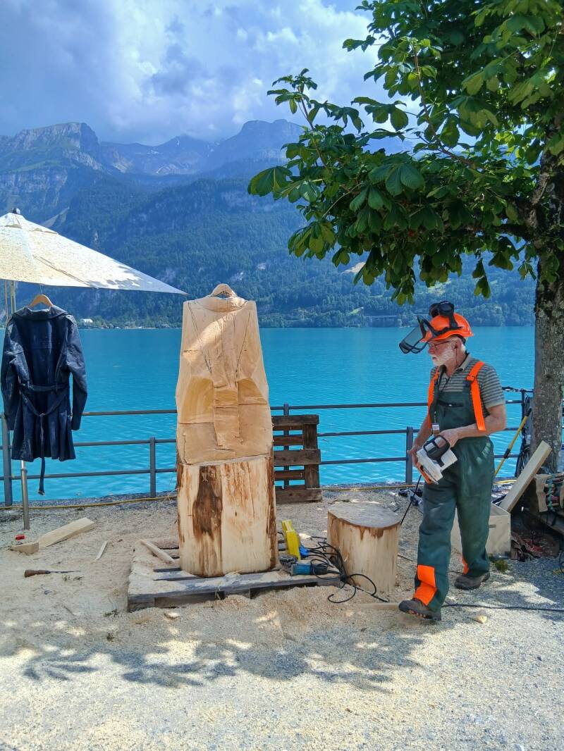 op de afbeelding ben ik bezig met het maken van een sculptuur. locatie Brienz in Zwidserland