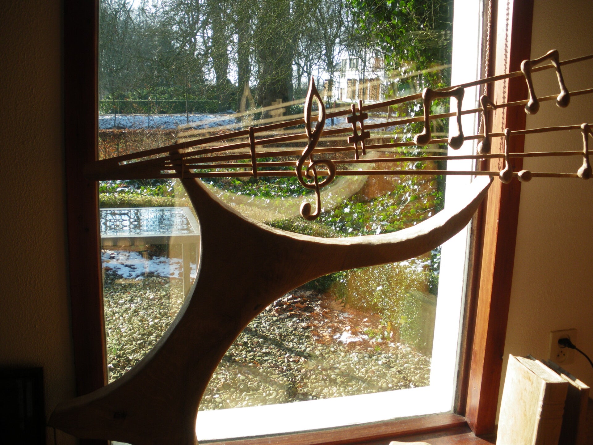 houtsculptuur van een dansende boom
