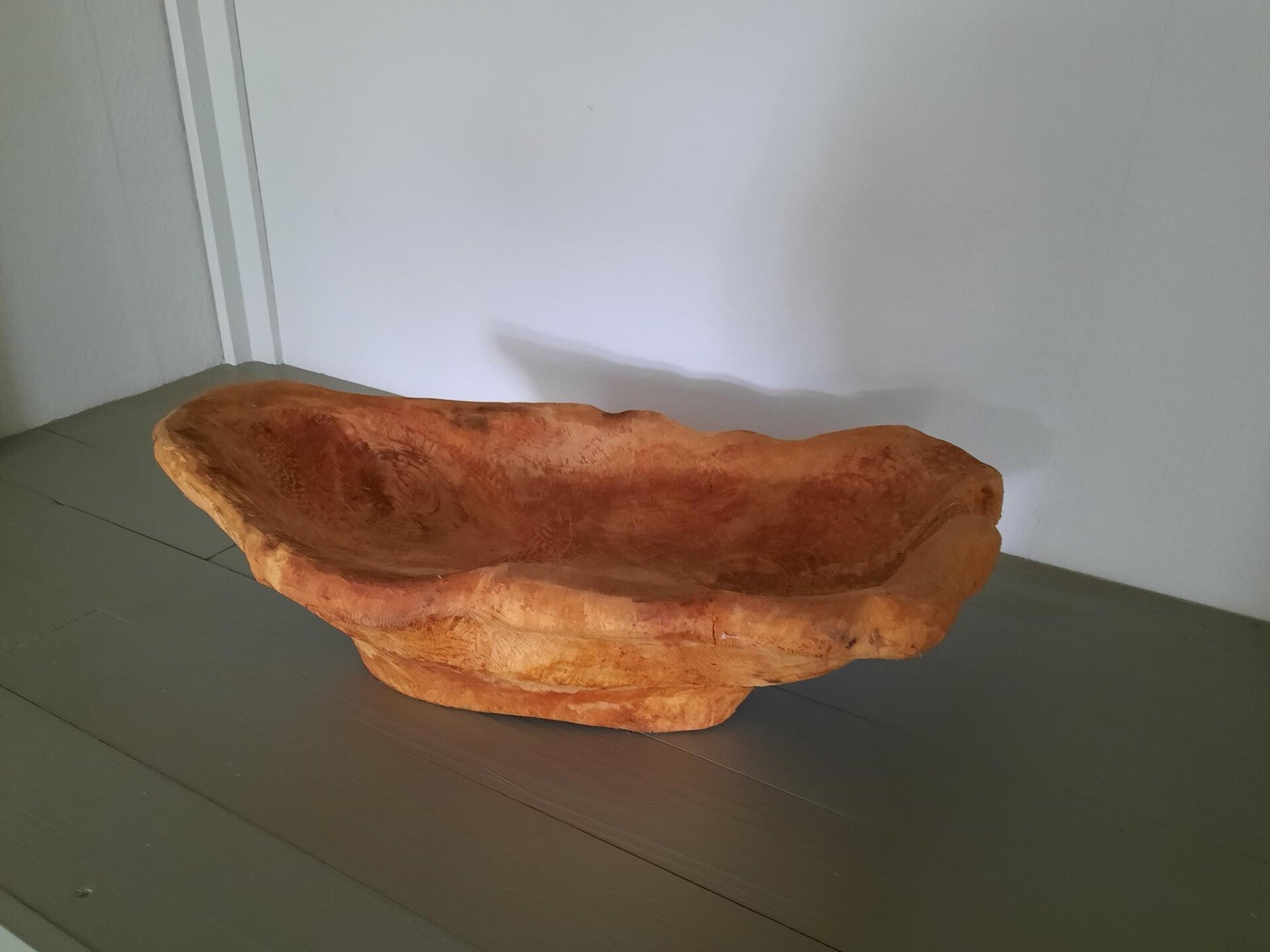 Houtsculptuur van een doopschaal