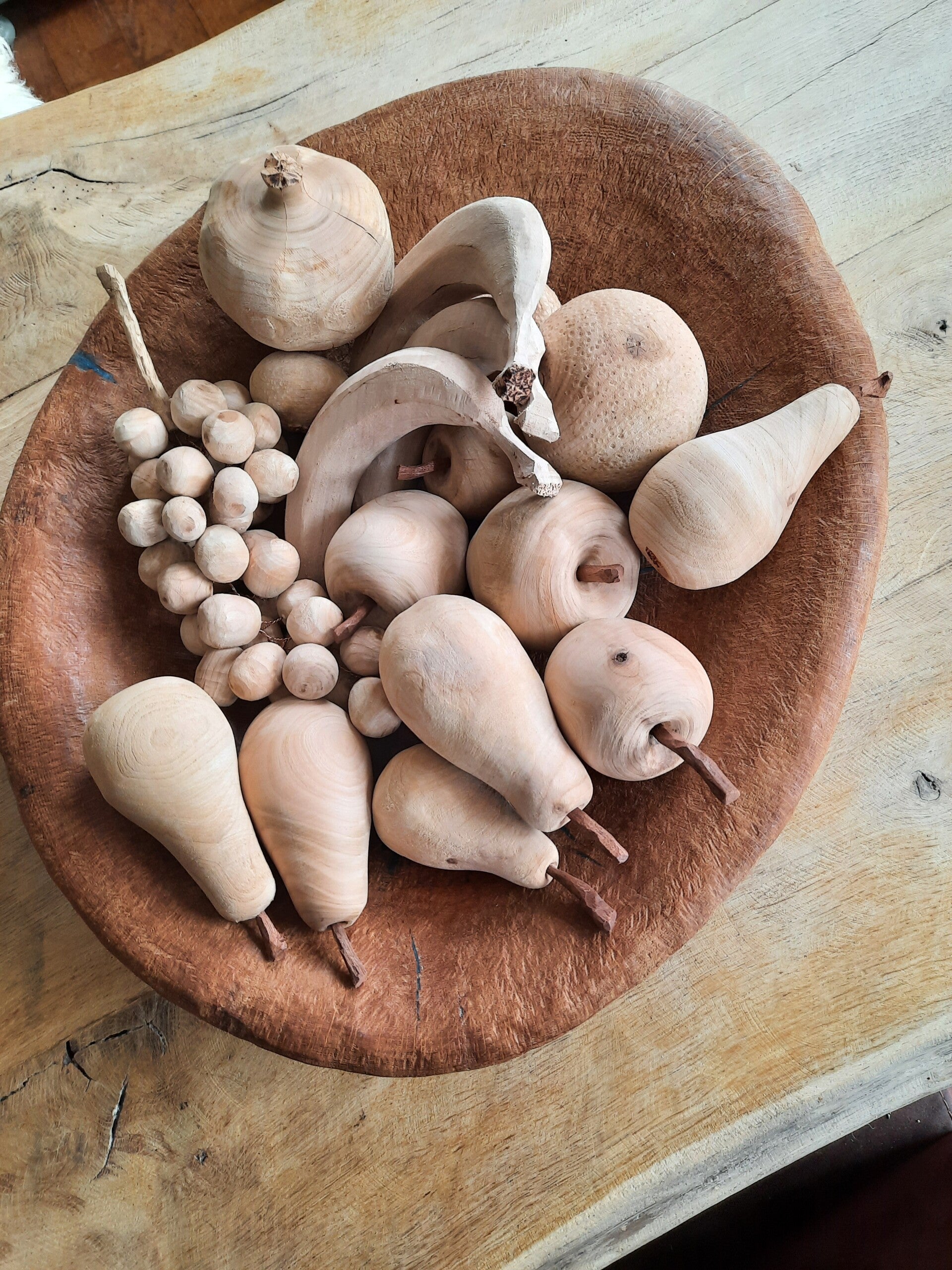 houtsculptuur van een fruitschaal