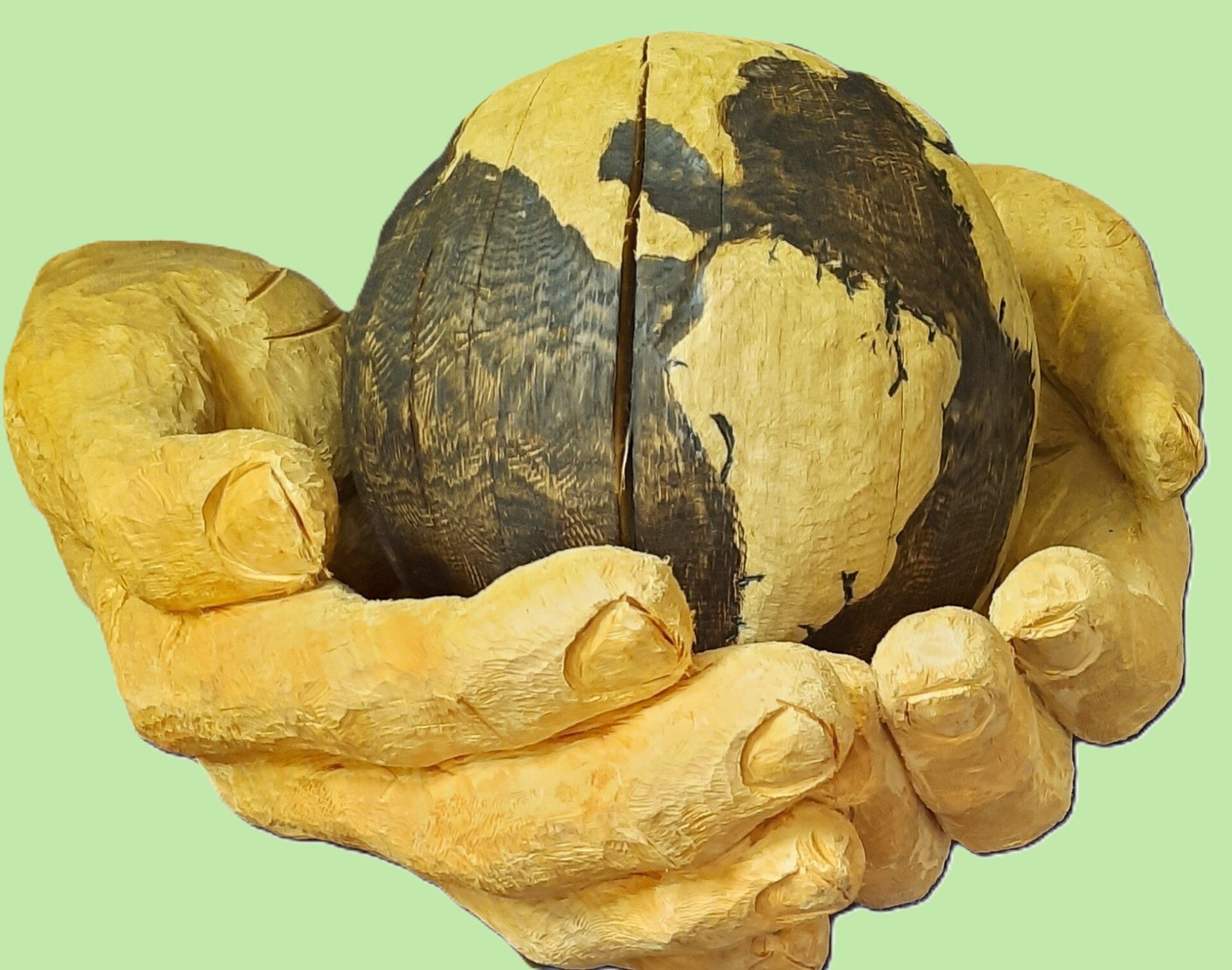 Houtsculptuur van handen met daarin een wereldbol