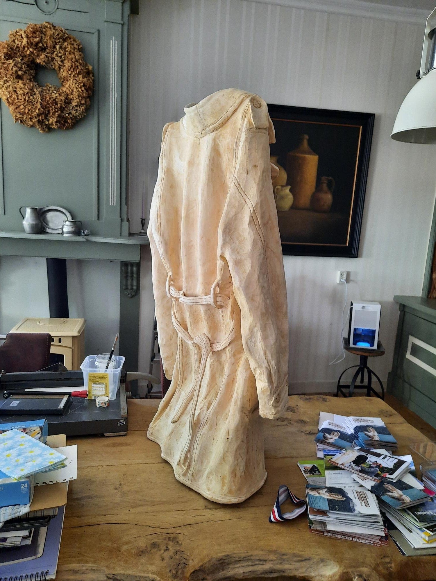 Houtsculptuur van een damesjas