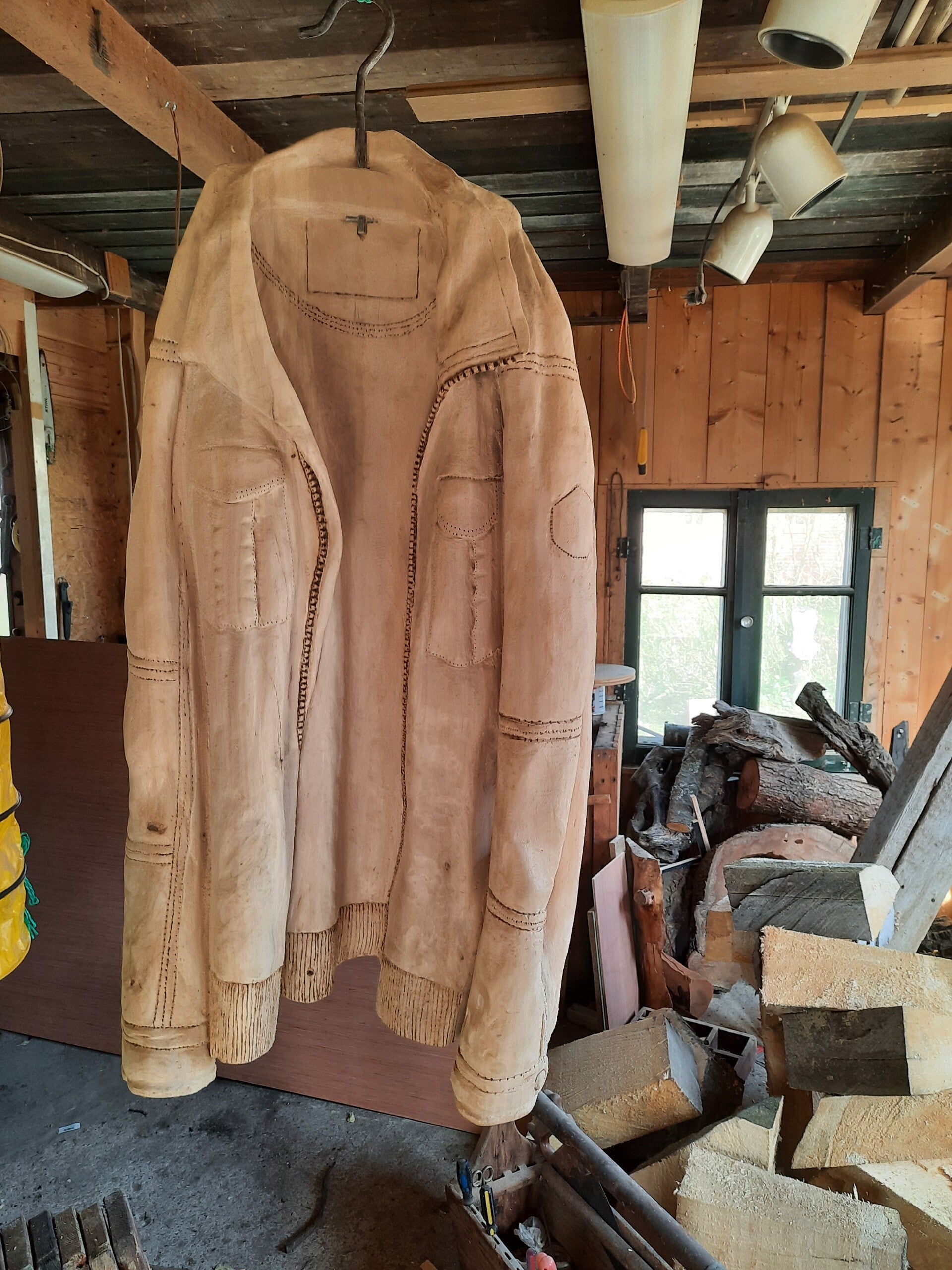 Houtsculptuur van een jas