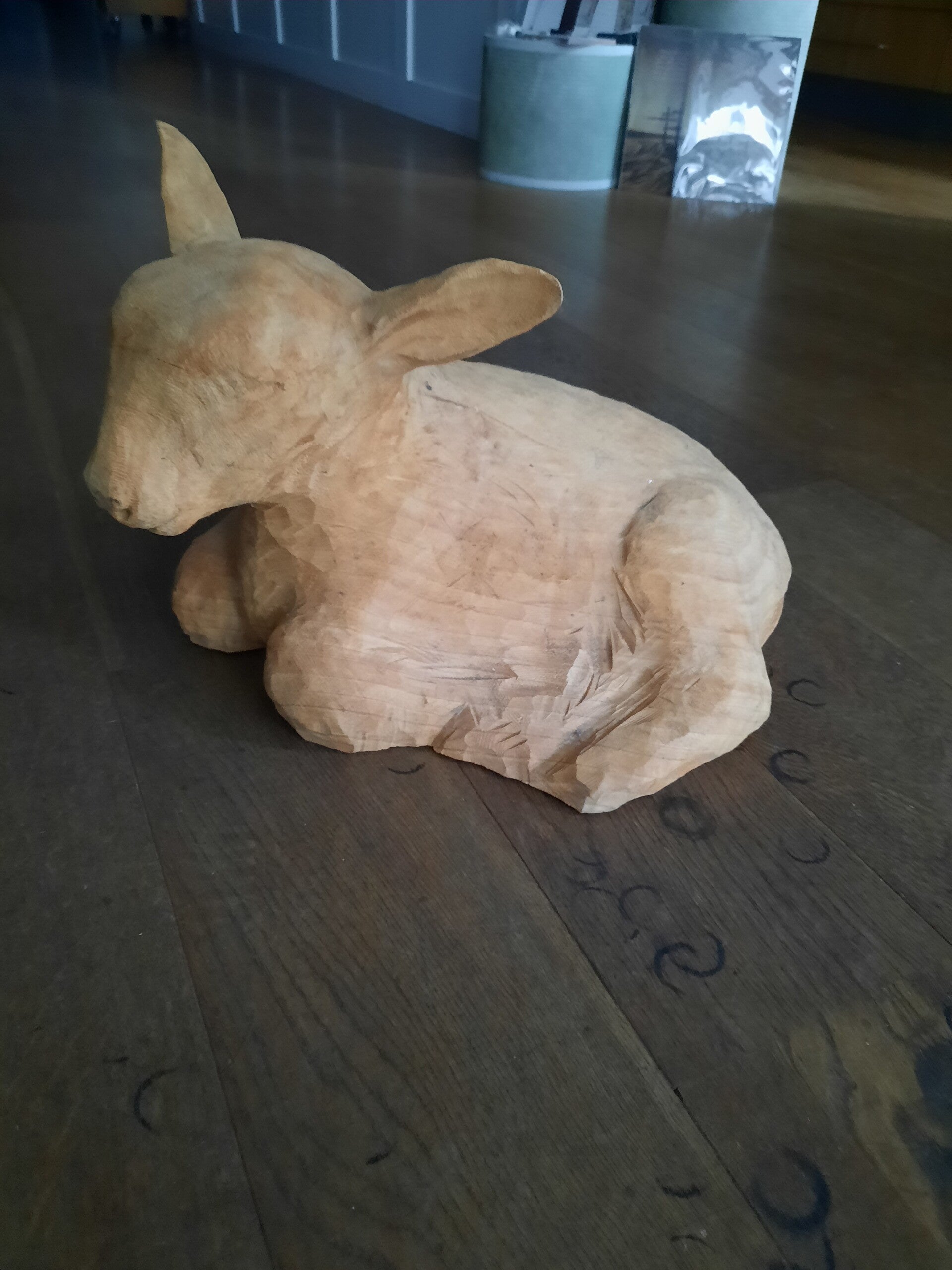 Houtsculptuur van een lammetje