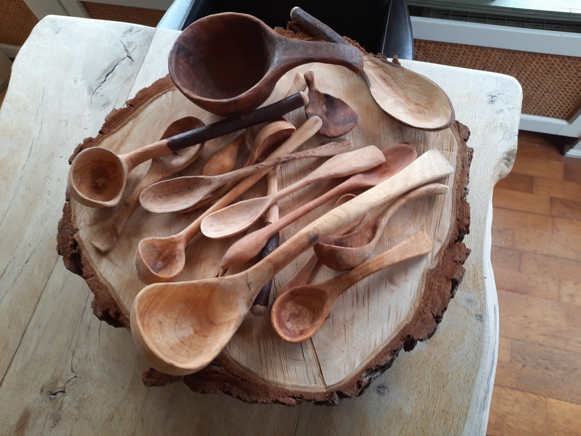 Houtsculptuur van diverse lepeltjes