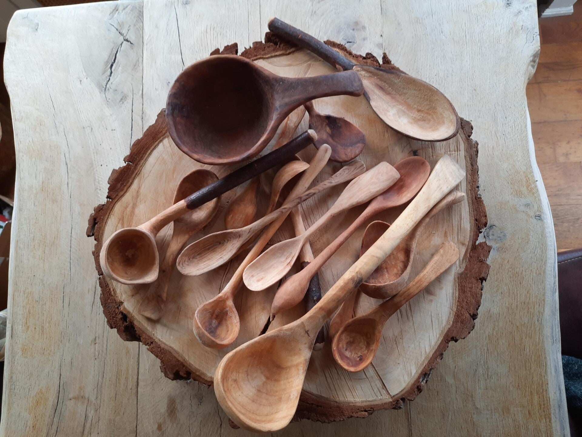 Houtsculptuur van allerhande lepeltjes 