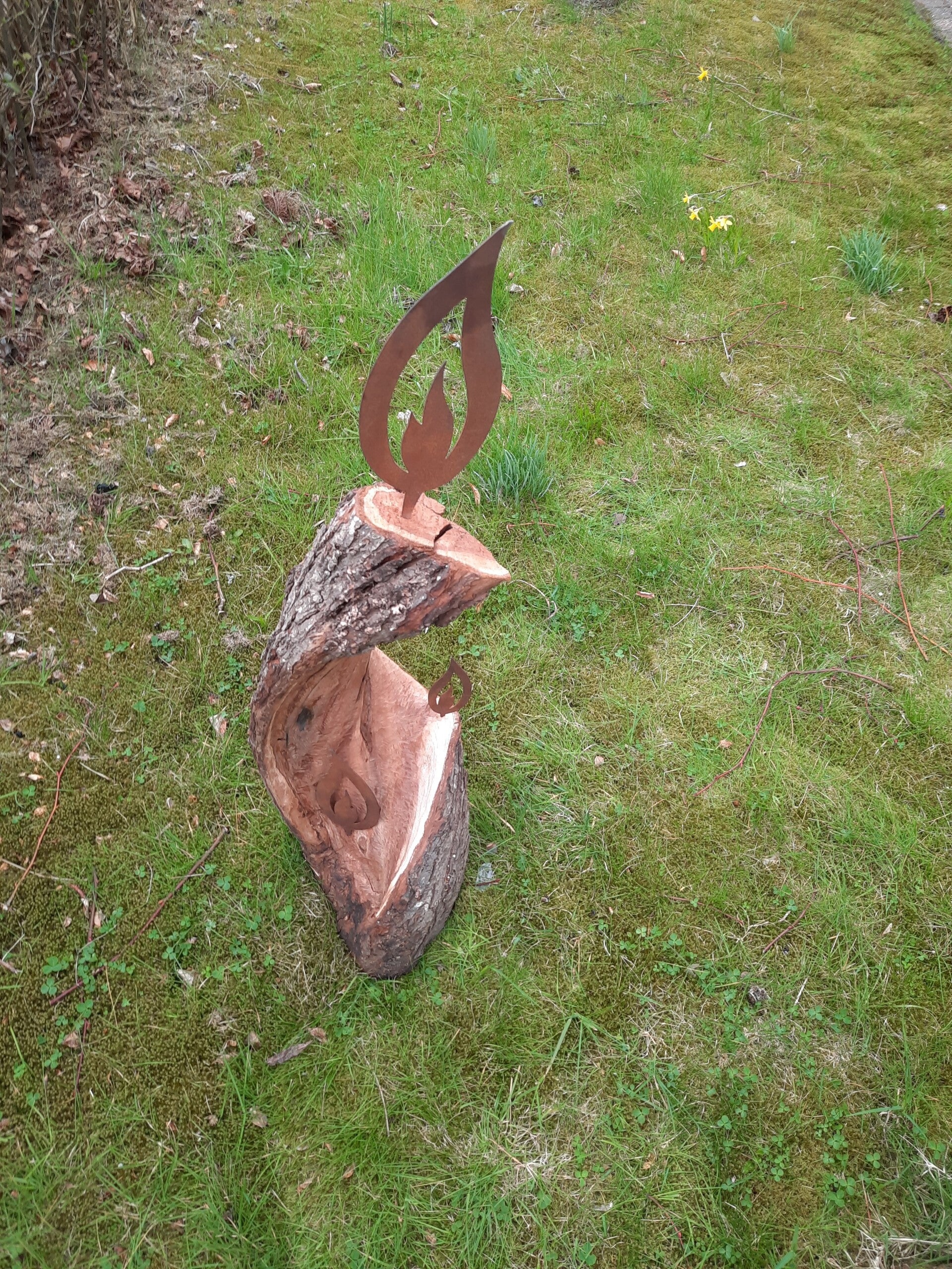Houtsculptuur van brandend hout