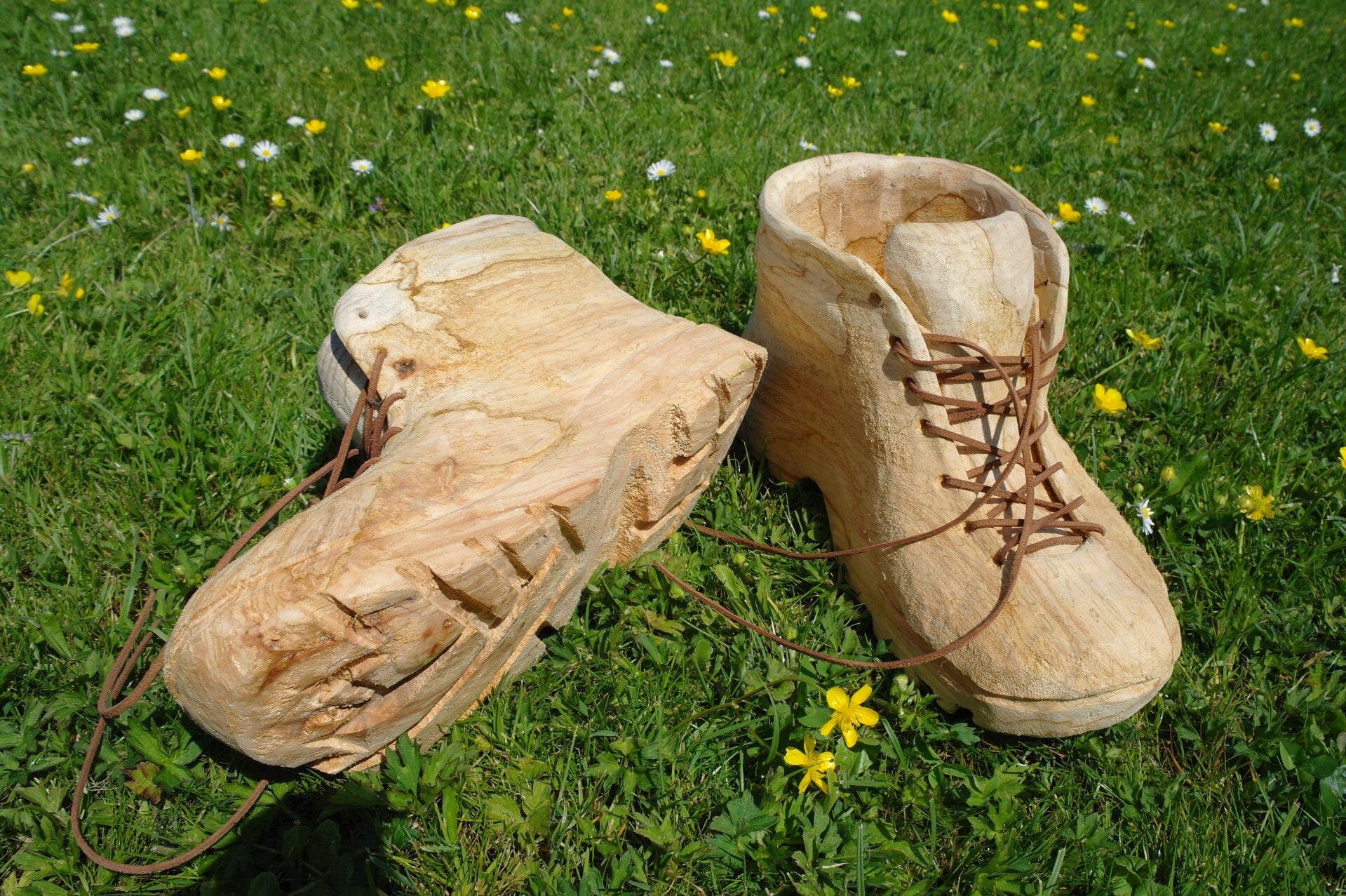 houtsculptuur van werkschoenen