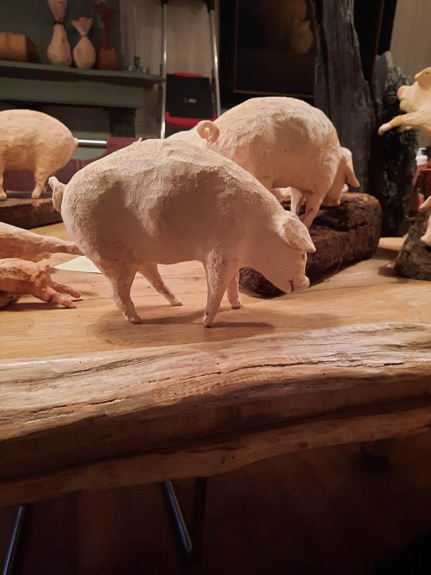 houtsculptuur van varkens