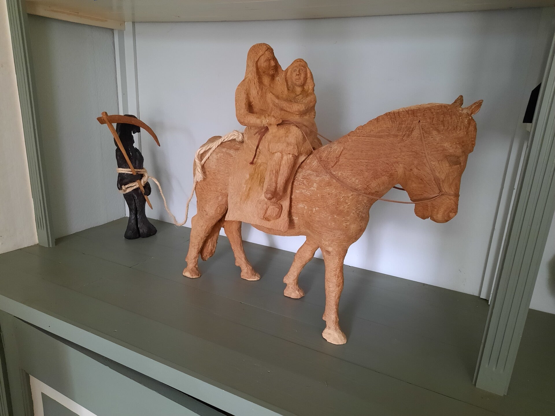 Houtsculptuur van een visioen, paard met Jesus , Zijn bruid en de duivel