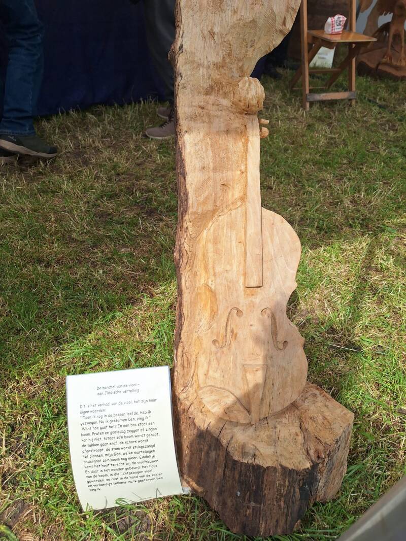 Houtsculptuur van een fiool