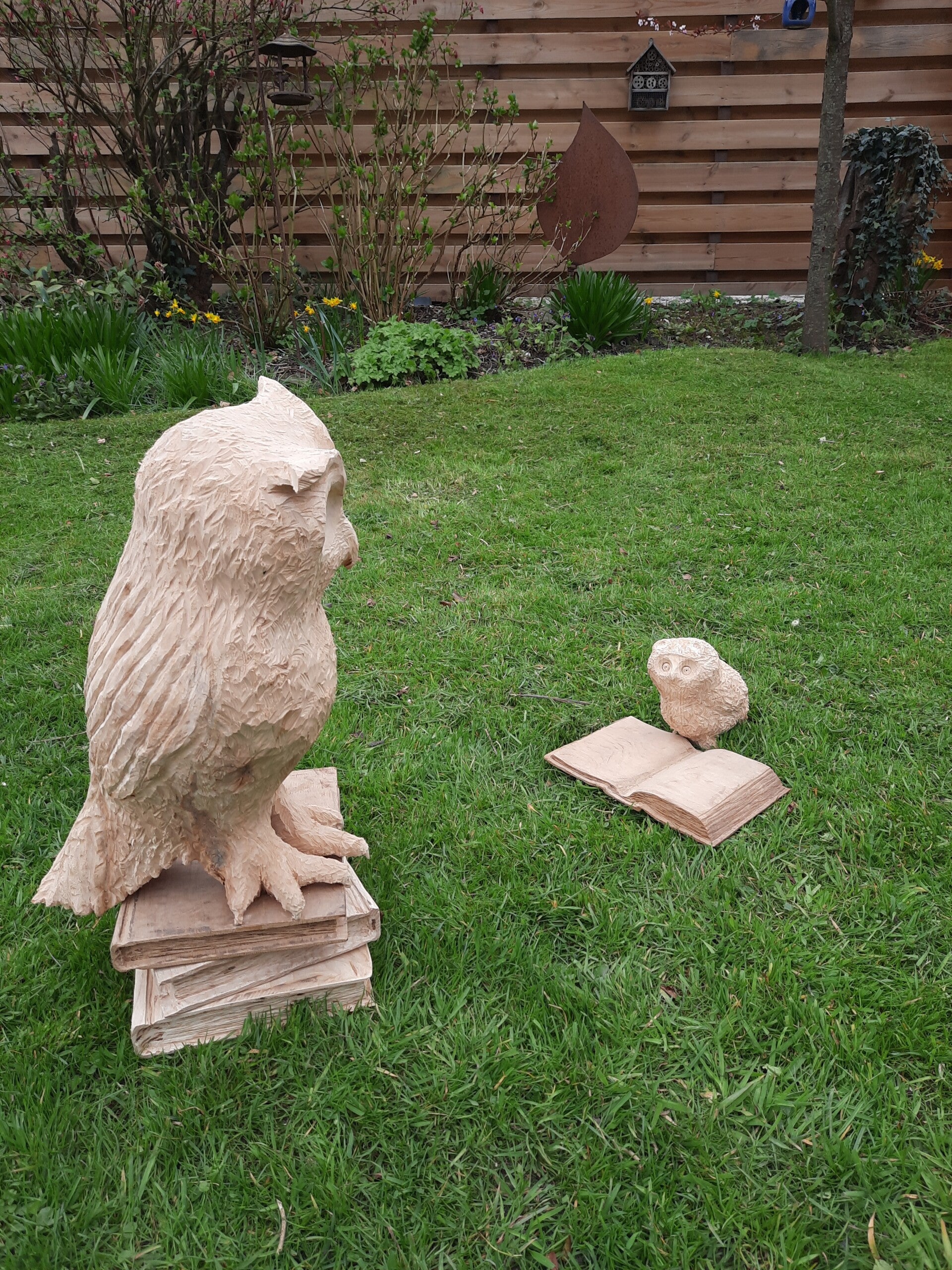 Houtsculptuur van een wijze uil en een uilskuiken