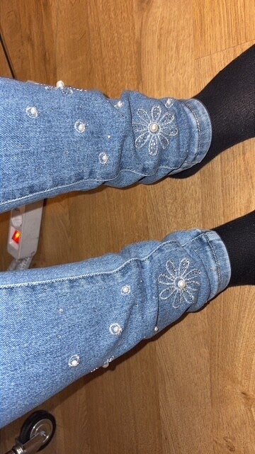 skinny jeans met parels en bloemen
