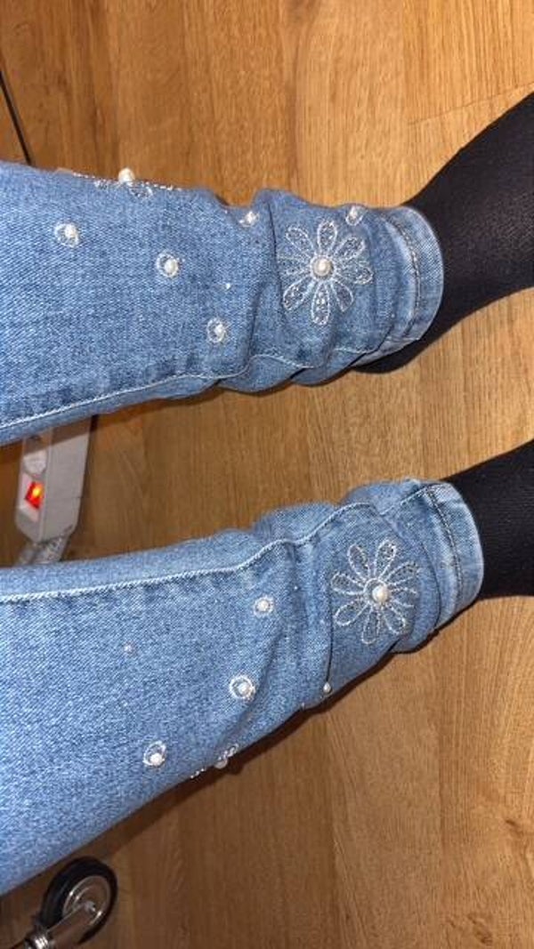 skinny jeans met parels en bloemen