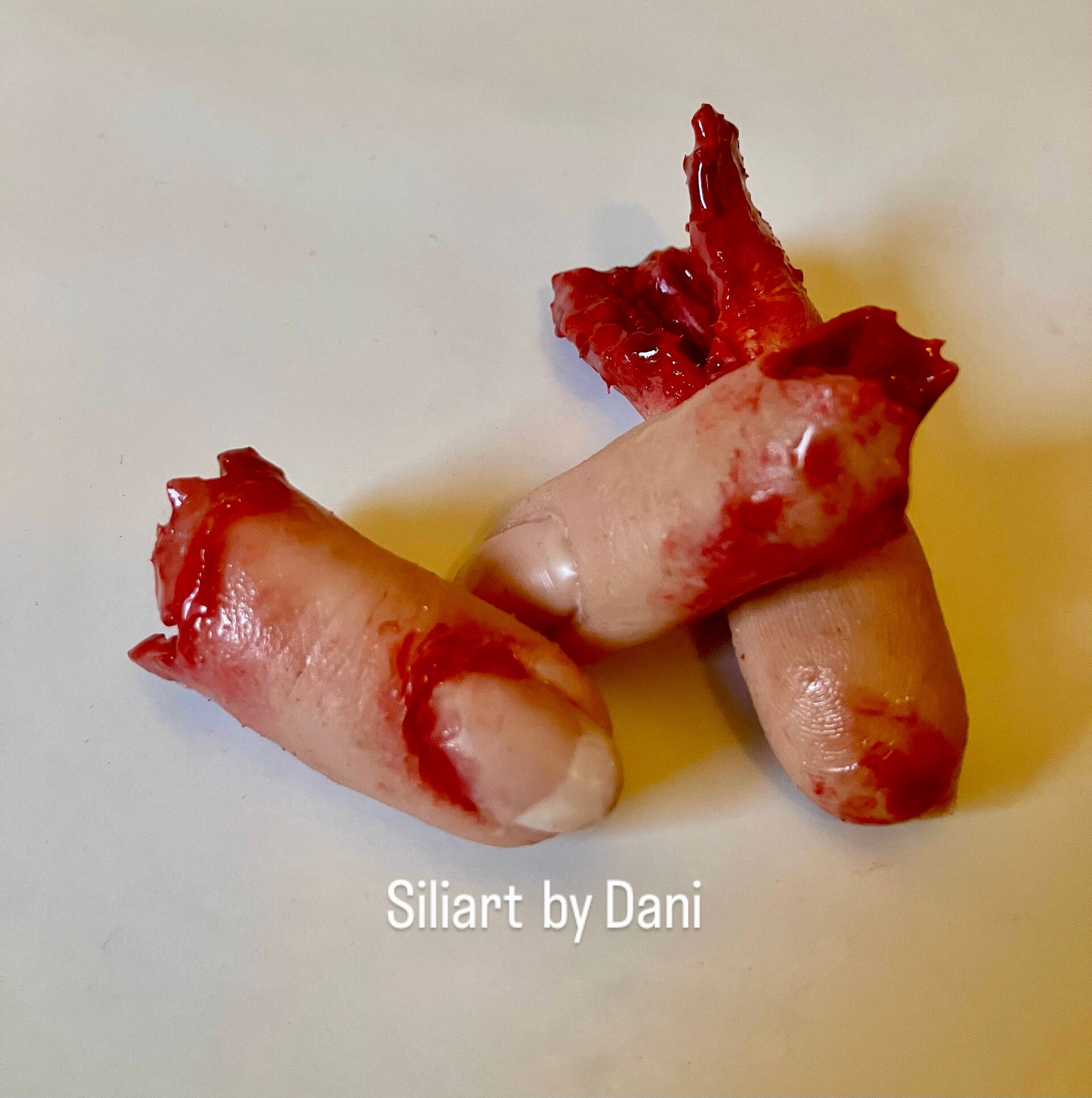 Realistische vinger amputaten van siliconen. Siliconenvinger.  Nep vinger. LOTUS. Silicone art. SFX.  Halloween. 