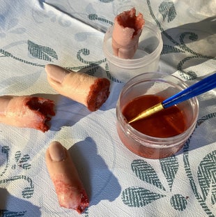 Realistische vinger amputaten van siliconen. Siliconenvinger. Nep vinger. LOTUS. Silicone art. SFX. Halloween.