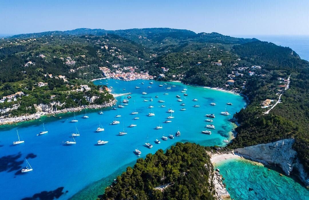 Baai van Lakka op Paxos met zeiljachten voor anker in de Ionische Zee, Griekenland