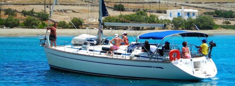 Zeiljacht met schipper tijdens een privézeilvakantie langs de Griekse eilanden.