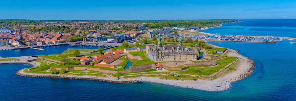 Luchtfoto van kasteel Kronborg bij Helsingør aan de Deense kust