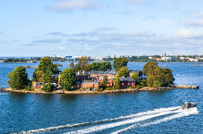 Eilanden met houten huizen langs de Finse kust
