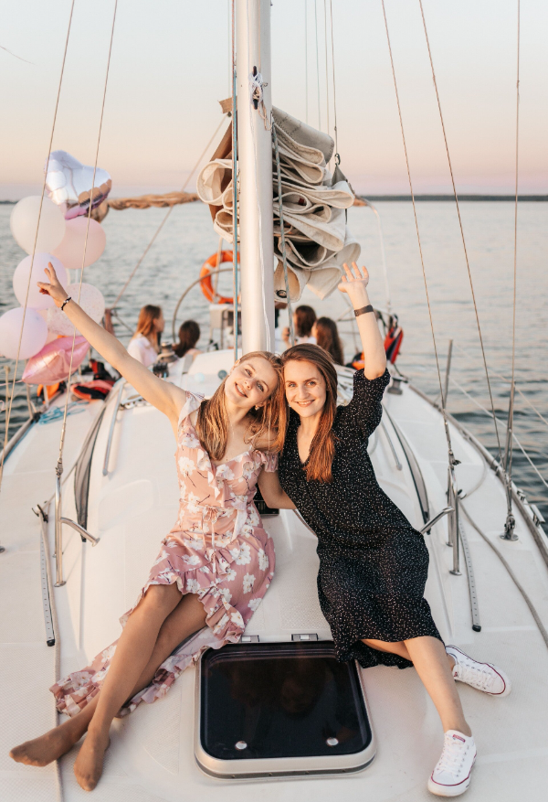 Twee vrouwen genieten ontspannen op het dek van een zeiljacht