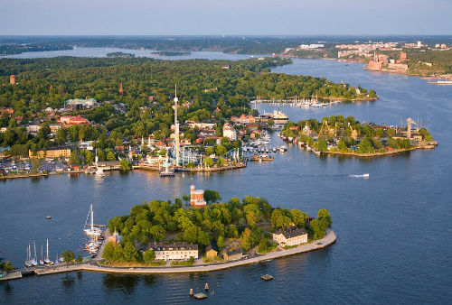 Luchtfoto van eilanden, jachthavens en vaarwater bij Stockholm in Zweden