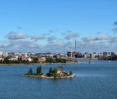 Kleine rotsachtige eilandjes voor de kust van Helsinki